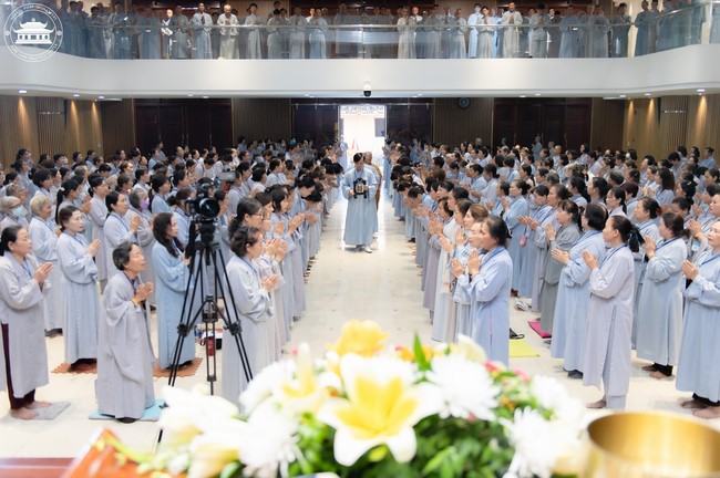 Dharma talk Contemplating of the Buddha statue to recite His name in the 101st Seven-day Retreat