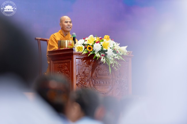 Dharma talk Contemplating of the Buddha statue to recite His name in the 101st Seven-day Retreat