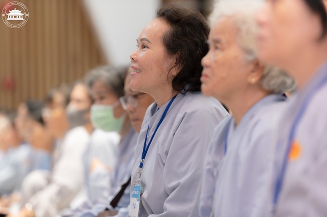 Dharma talk Contemplating of the Buddha statue to recite His name in the 101st Seven-day Retreat