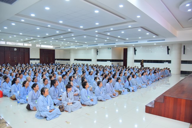 Dharma talk Contemplating of the Buddha statue to recite His name in the 101st Seven-day Retreat