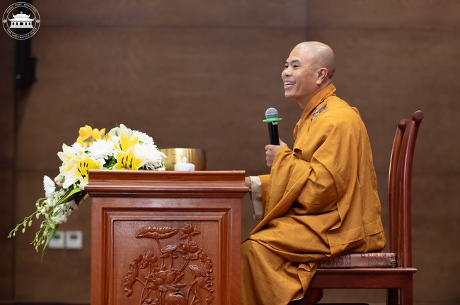 Dharma talk Contemplating of the Buddha statue to recite His name in the 101st Seven-day Retreat