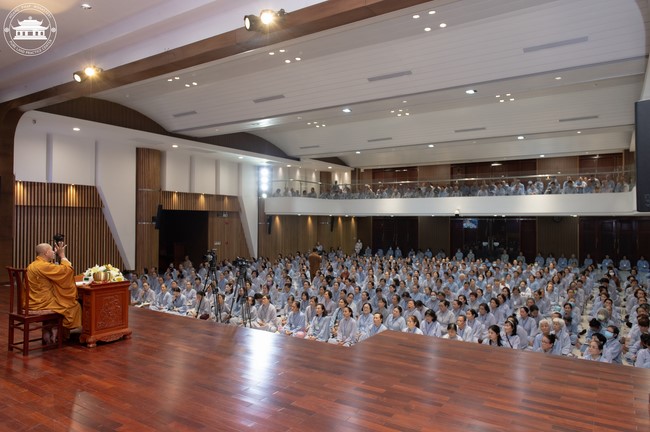 Dharma talk Contemplating of the Buddha statue to recite His name in the 101st Seven-day Retreat
