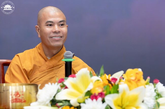 Dharma talk Contemplating of the Buddha statue to recite His name in the 101st Seven-day Retreat