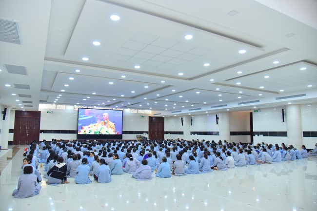Dharma talk Contemplating of the Buddha statue to recite His name in the 101st Seven-day Retreat