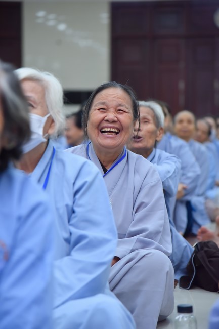 Dharma talk Contemplating of the Buddha statue to recite His name in the 101st Seven-day Retreat