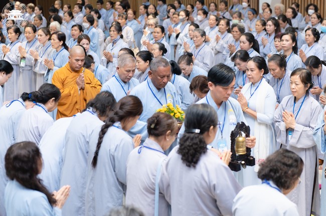 Dharma talk Contemplating of the Buddha statue to recite His name in the 101st Seven-day Retreat