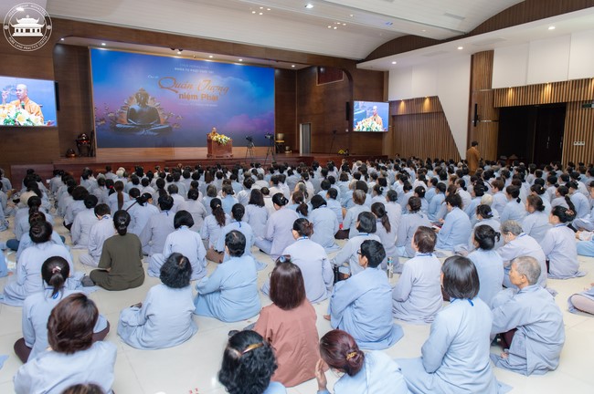 Dharma talk Contemplating of the Buddha statue to recite His name in the 101st Seven-day Retreat