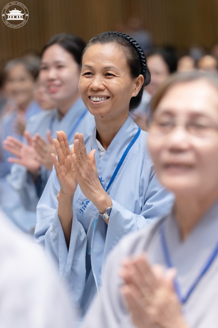 Dharma talk Contemplating of the Buddha statue to recite His name in the 101st Seven-day Retreat