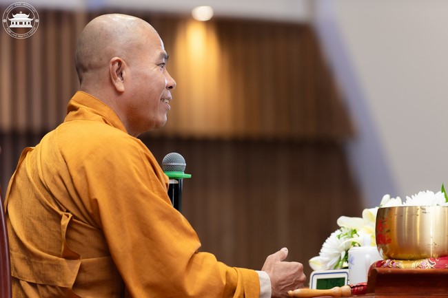 Dharma talk Contemplating of the Buddha statue to recite His name in the 101st Seven-day Retreat