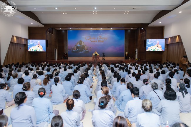 Dharma talk Contemplating of the Buddha statue to recite His name in the 101st Seven-day Retreat
