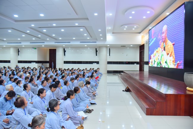 Dharma talk Contemplating of the Buddha statue to recite His name in the 101st Seven-day Retreat