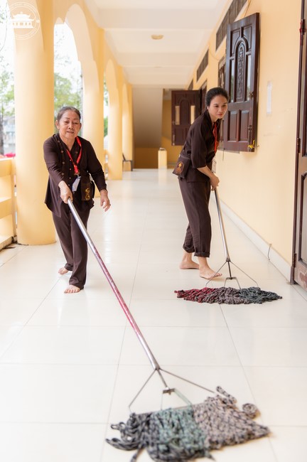 Dharma talk Contemplating of the Buddha statue to recite His name in the 101st Seven-day Retreat