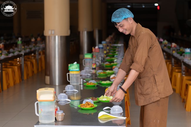 Dharma talk Contemplating of the Buddha statue to recite His name in the 101st Seven-day Retreat