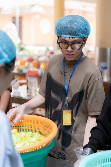 Dharma talk Contemplating of the Buddha statue to recite His name in the 101st Seven-day Retreat