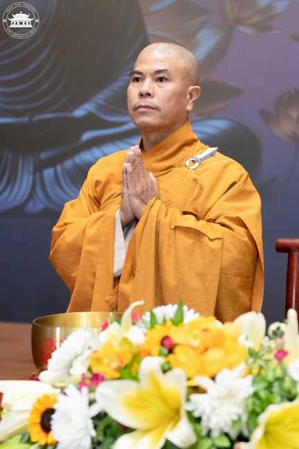 Dharma talk Contemplating of the Buddha statue to recite His name in the 101st Seven-day Retreat