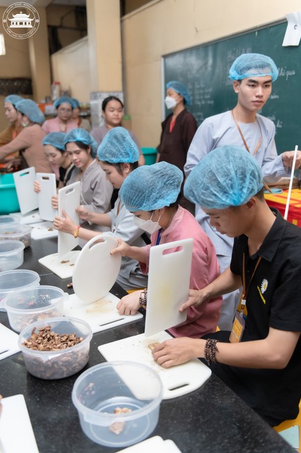 Dharma talk Contemplating of the Buddha statue to recite His name in the 101st Seven-day Retreat