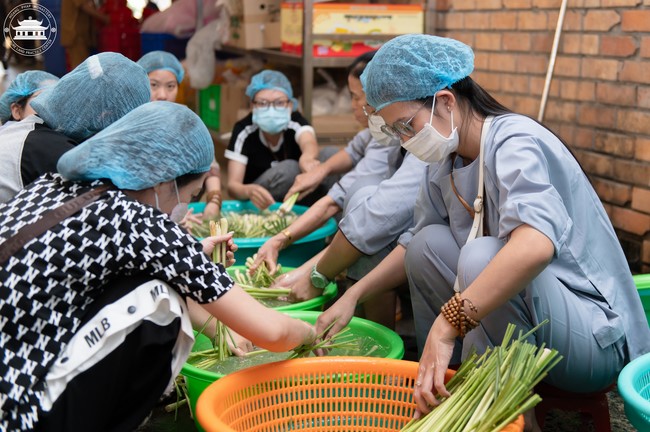 Dharma talk Contemplating of the Buddha statue to recite His name in the 101st Seven-day Retreat