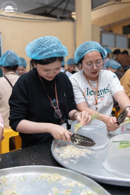 Dharma talk Contemplating of the Buddha statue to recite His name in the 101st Seven-day Retreat