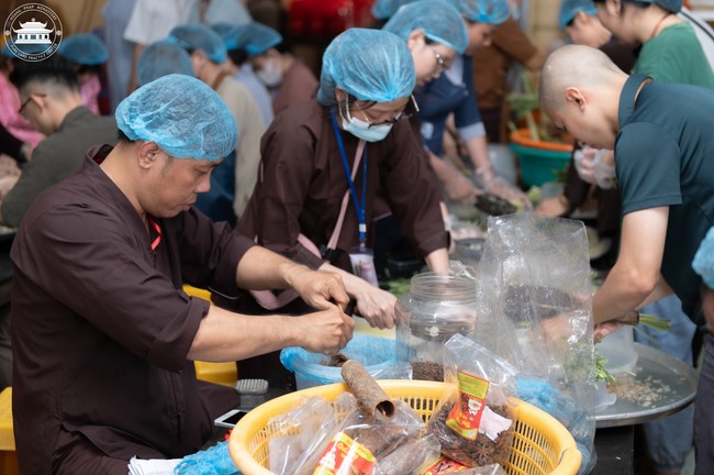 Dharma talk Contemplating of the Buddha statue to recite His name in the 101st Seven-day Retreat