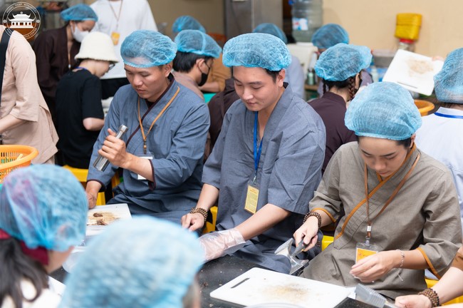 Dharma talk Contemplating of the Buddha statue to recite His name in the 101st Seven-day Retreat