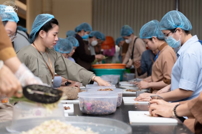 Dharma talk Contemplating of the Buddha statue to recite His name in the 101st Seven-day Retreat