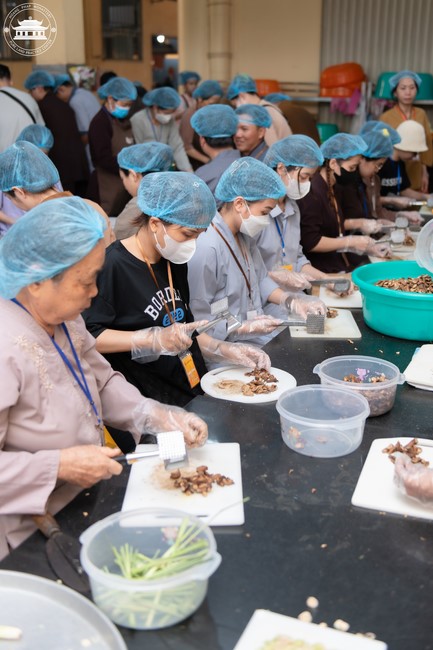 Dharma talk Contemplating of the Buddha statue to recite His name in the 101st Seven-day Retreat