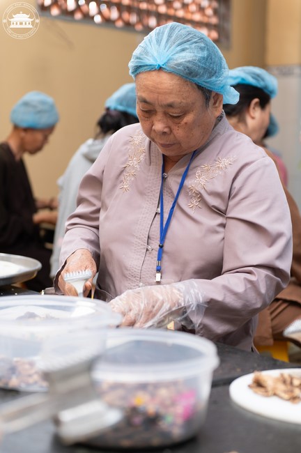 Dharma talk Contemplating of the Buddha statue to recite His name in the 101st Seven-day Retreat