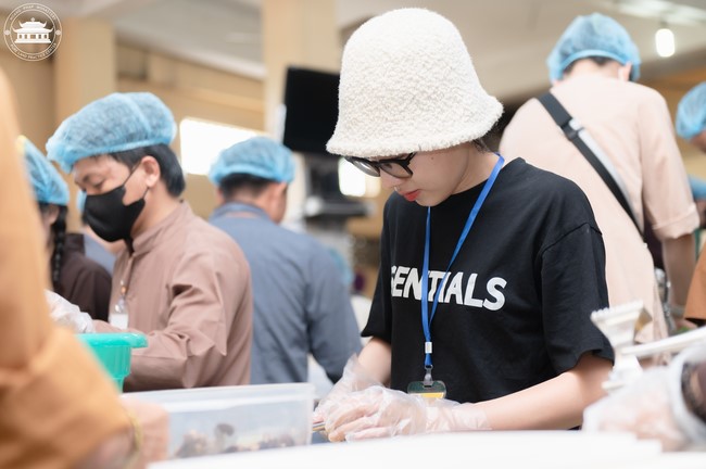 Dharma talk Contemplating of the Buddha statue to recite His name in the 101st Seven-day Retreat