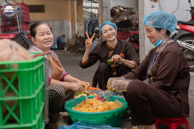 Dharma talk Contemplating of the Buddha statue to recite His name in the 101st Seven-day Retreat