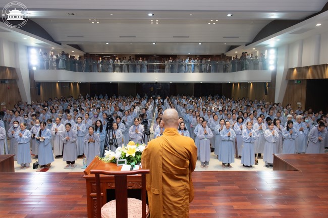 Dharma talk Contemplating of the Buddha statue to recite His name in the 101st Seven-day Retreat