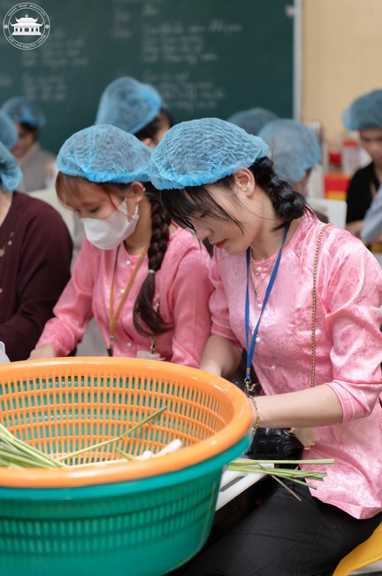 Dharma talk Contemplating of the Buddha statue to recite His name in the 101st Seven-day Retreat