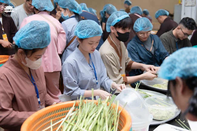 Dharma talk Contemplating of the Buddha statue to recite His name in the 101st Seven-day Retreat