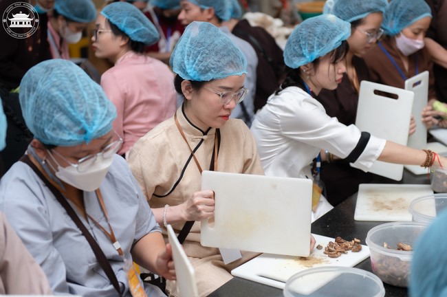 Dharma talk Contemplating of the Buddha statue to recite His name in the 101st Seven-day Retreat