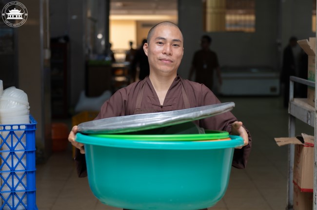 Dharma talk Contemplating of the Buddha statue to recite His name in the 101st Seven-day Retreat