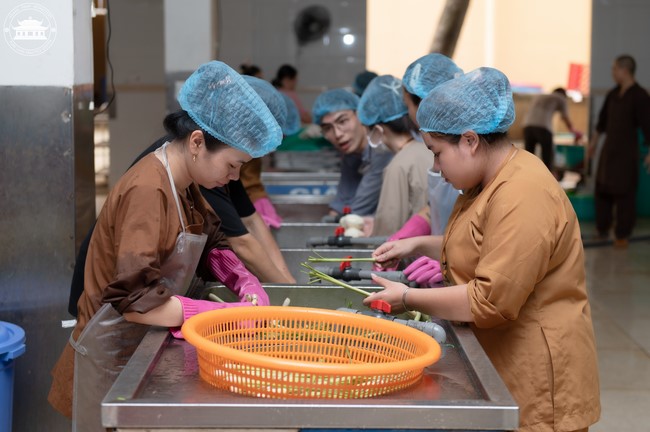 Dharma talk Contemplating of the Buddha statue to recite His name in the 101st Seven-day Retreat