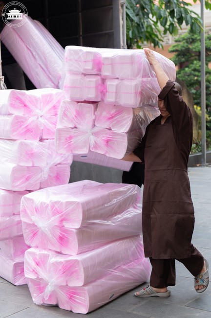 Dharma talk Contemplating of the Buddha statue to recite His name in the 101st Seven-day Retreat