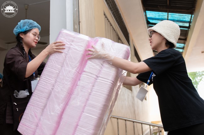 Dharma talk Contemplating of the Buddha statue to recite His name in the 101st Seven-day Retreat