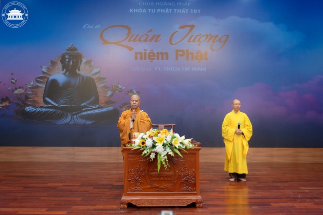 Dharma talk Contemplating of the Buddha statue to recite His name in the 101st Seven-day Retreat