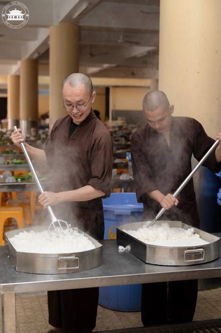Dharma talk Contemplating of the Buddha statue to recite His name in the 101st Seven-day Retreat