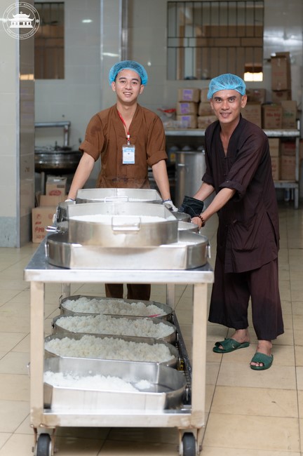Dharma talk Contemplating of the Buddha statue to recite His name in the 101st Seven-day Retreat