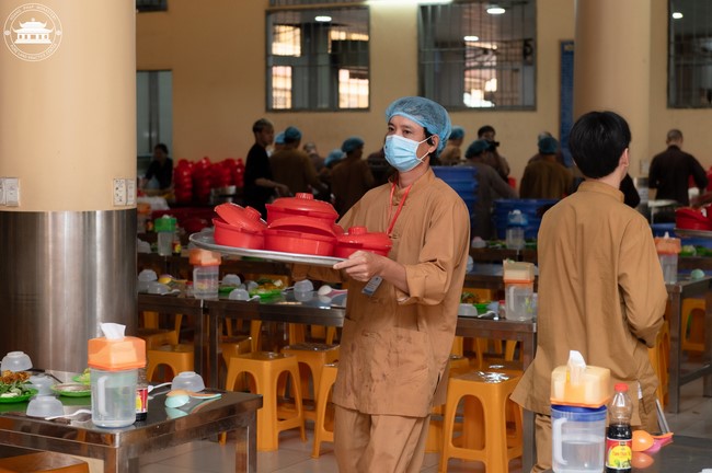 Dharma talk Contemplating of the Buddha statue to recite His name in the 101st Seven-day Retreat