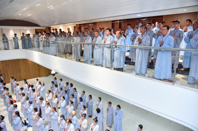 Dharma talk Contemplating of the Buddha statue to recite His name in the 101st Seven-day Retreat