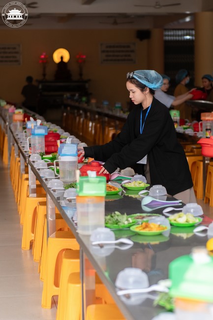 Dharma talk Contemplating of the Buddha statue to recite His name in the 101st Seven-day Retreat
