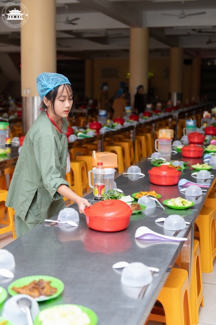 Dharma talk Contemplating of the Buddha statue to recite His name in the 101st Seven-day Retreat