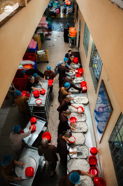 Dharma talk Contemplating of the Buddha statue to recite His name in the 101st Seven-day Retreat