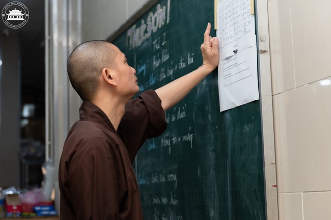Dharma talk Contemplating of the Buddha statue to recite His name in the 101st Seven-day Retreat