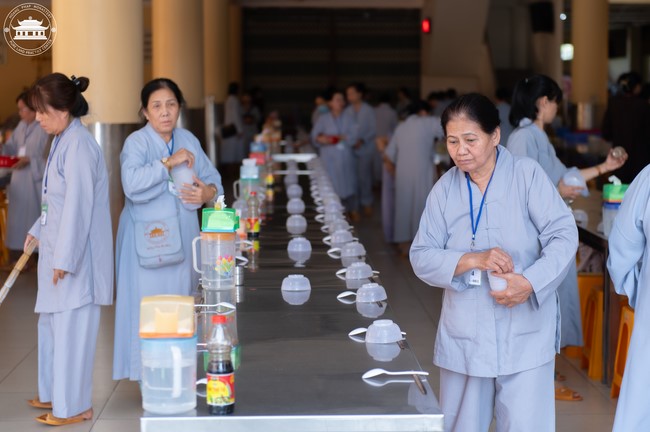 Dharma talk Contemplating of the Buddha statue to recite His name in the 101st Seven-day Retreat