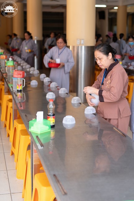 Dharma talk Contemplating of the Buddha statue to recite His name in the 101st Seven-day Retreat