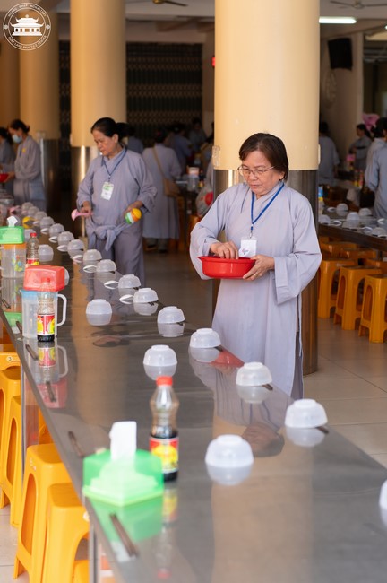 Dharma talk Contemplating of the Buddha statue to recite His name in the 101st Seven-day Retreat