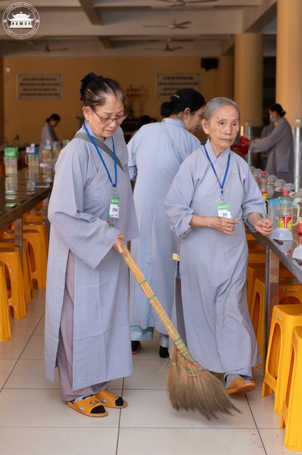 Dharma talk Contemplating of the Buddha statue to recite His name in the 101st Seven-day Retreat